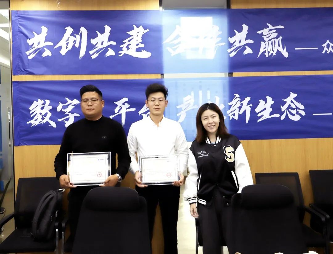 AG手机官方网站入口-AG（中国）
高级副总裁山海授予商户“AG手机官方网站入口-AG（中国）
特邀顾问”荣誉.jpg